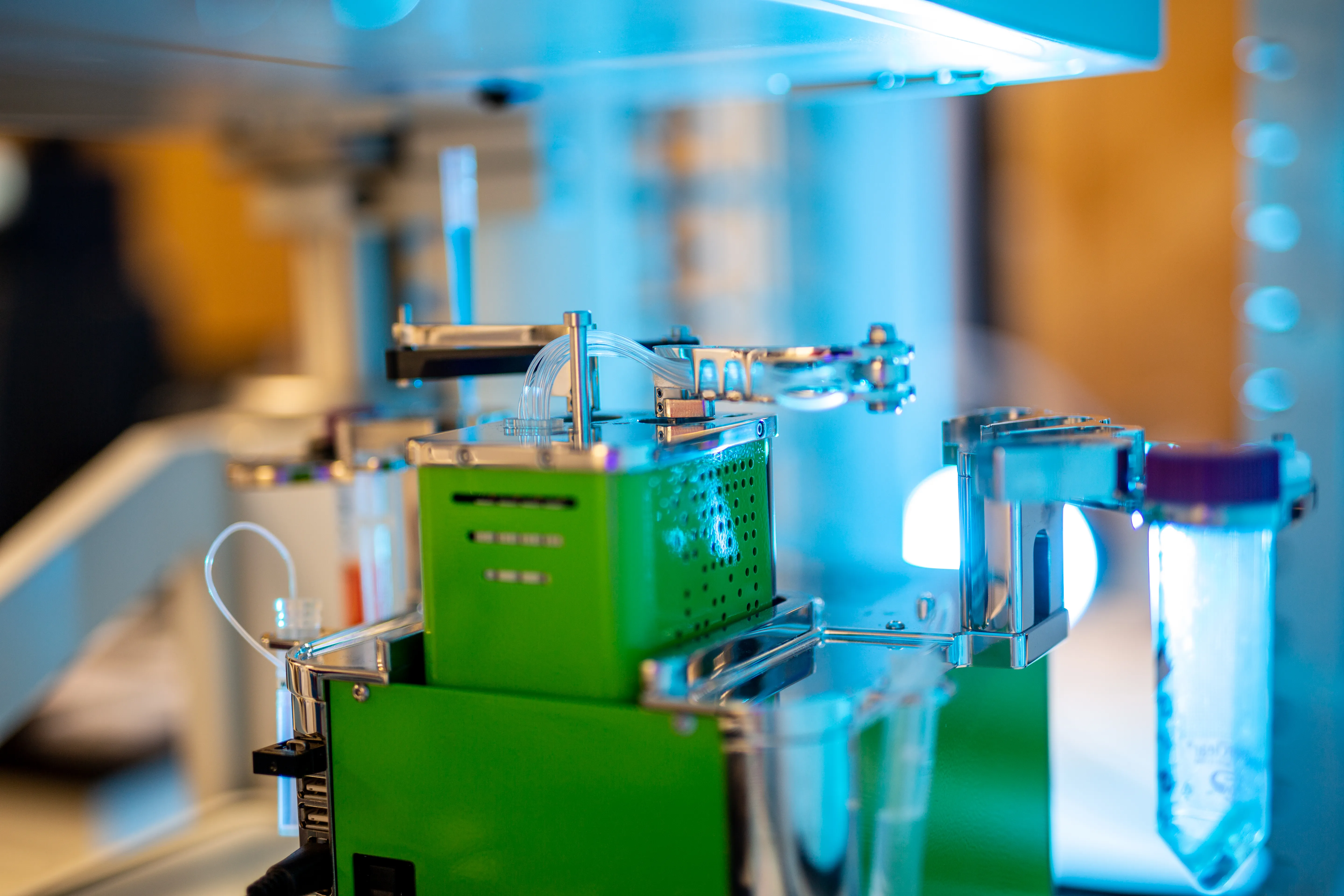 Mantis liquid dispenser instrument